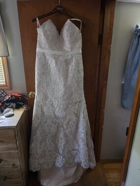 Lace Strap V-Neck Wedding Dress in Ivory